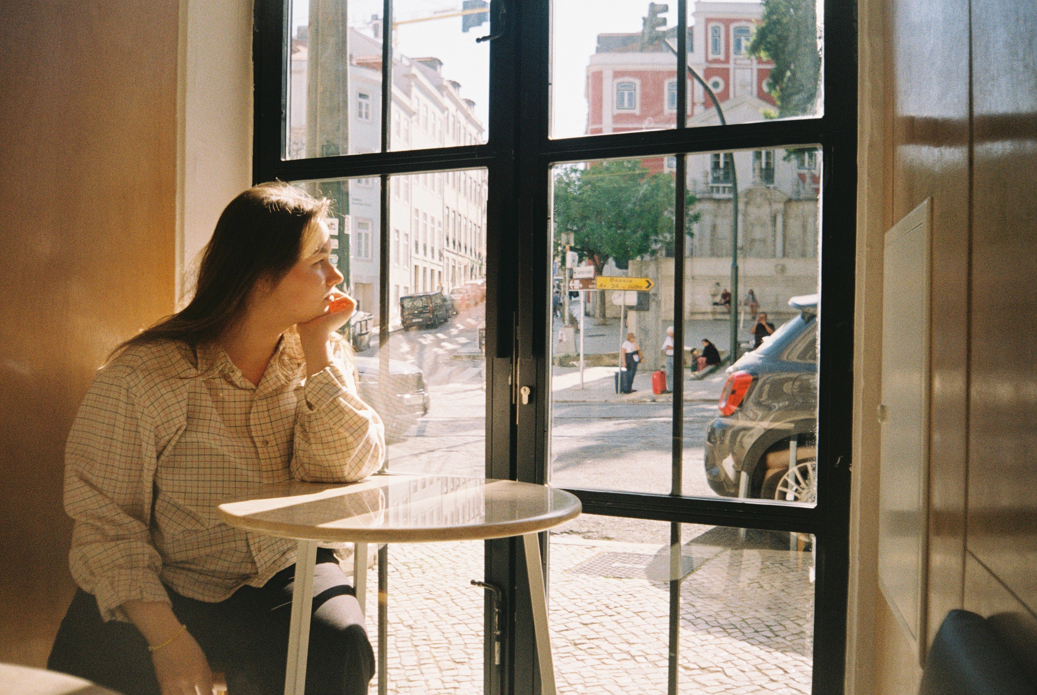 Anxiété et ménopause : femme pensive, illustration de l'article Ginama