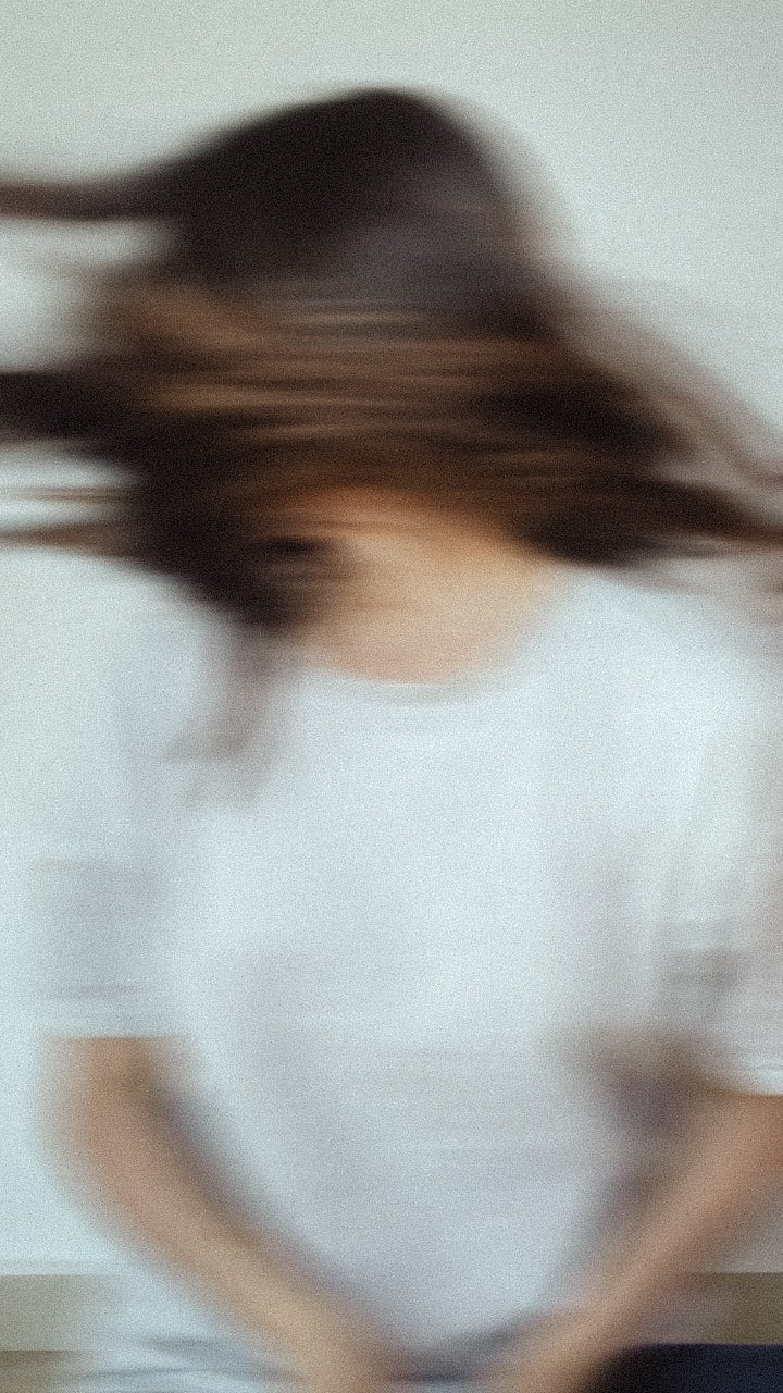 Femme stressée et irritable en préménopause qui prend un moment de calme
