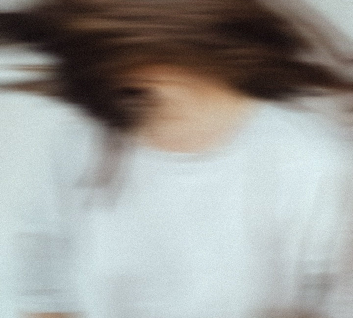 Femme stressée et irritable en préménopause qui prend un moment de calme